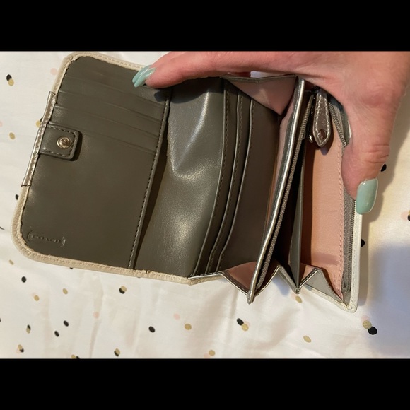 NWOT white COACH wallet.. matches with Any bag ..White Leather with gray - Picture 2 of 4